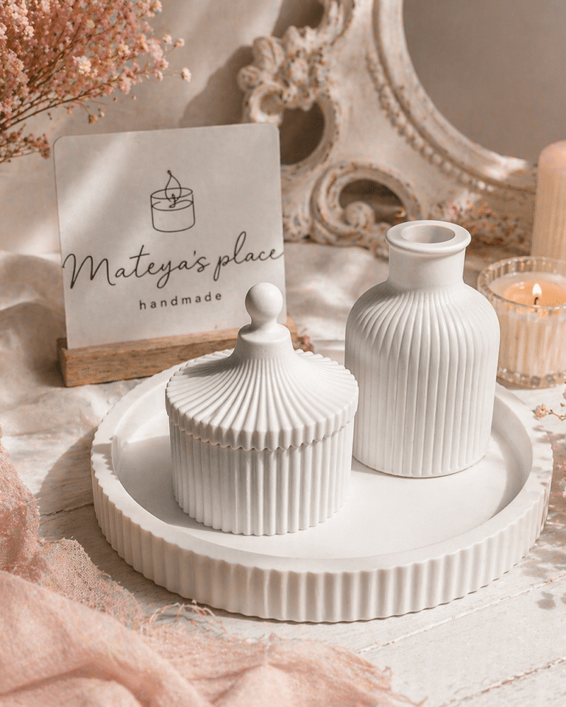 Rebrasta eleganca – komplet okroglega pladnja, vaze in posodice s pokrovom